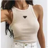 Mulher camiseta Tops Tees Crop Crop Top Summer Bordado Bordado Sexy ombro Black Tank Casual Camisas sem mangas traseiras Designer de luxo de color