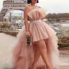 Hohe niedrige Partykleider mit Schärpe trägerloser staubloser rosa Tüll geschwollene Cocktailkleid abgestufte maßgeschneiderte schicke Promkleid für Fotoshooting 303d