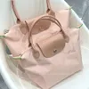 Les magasins de sacs de créateurs sont à 95% de réduction sur un réduction sur un anniversaire de haute édition brodé en nylon brodé maman fourre-tout