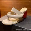 Terlik Yüksek aşk şekilli topuk cowhide yüksek sandalet 2024 moda gündelik akşam yemeği kadın ayakkabıları
