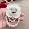 Broschen Broschen Lady Pearl Camellia Flower Stoff handgefertigt Brosche koreanische Mode -Juwely Pin Frau Hemdkragen Accessoires