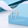 Desginer Tiffanyjewelry Bileklik Yüksek Versiyon T Family Diamond Tudra Düğüm Küpe Kadın Beyaz Bakır Kaplama 18K Gerçek Altın Erik Çiçeği Kulak Düzeri Kişiselleştirilmiş