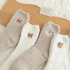 Vrouwen sokken schattig mooi ademend koraal fluweel comfortabel Harajuku dikker cartoon vrouwelijk middelgrote buisbeerpatroon