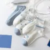 Chaussettes de femmes sports floraux imprimées à la femme haute élasticité à haute élasticité douce matériau respirant conception antidérapante pour