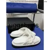 Chanells schoenkanaal slippers kristal in elkaar grijpende c gespogontwerper sandaal vrouwen puff puff duidt glijbanen zwembad kussen comfort muilezels gevulde cross -riem schoenen platform