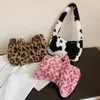 Sac 2024 Fashion Femmes Winter Cow Imprimer des sous-bras Sacs Léopard rose en peluche Petite épaule Femelle Tote moelleuse chaude Bolsas