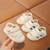 Zomer kinderen sandalen voor jongens gaas ademende meisjes schoenen Hollowout niet -slip strandmode kinderen sneakers 240509