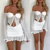 Robes de travail Robes à volants blancs set bodycon club fête deux pièces tenues femmes sexy hors du crop top à épaule et mini costume de jupe d'été