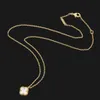 Designer Mini Necklace Van Clover Fashion Design Clover Charm 18K Gold rostfritt stål Lyxiga smyckenälskare Par Present Ladies Weddings