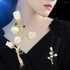 Broches Luxury Crystal Rose Blossoms Fashion Plant Series Women Pearl Inlay Broche Clothing Coat Accesorios de joyería Al por mayor
