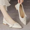 Buty swobodne kobiety 2,5 cm obcasów Eleganckie pompki dojeżdżające do pracy samice słodkich węzłów Pearl Square Square Lady Mashing Designer Barefoot