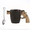 Tazze creative ceramica ceramica oro oro revolver pistola modella tazza da caffè con cucchiai design divertente manico 3d tè al latte