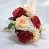 Dekorativa blommor realistiska konstgjorda rose återanvändbara bröllop bukett med band bowknot gröna blad elegant multicolor