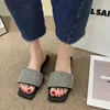 Slippers Flat Bottom dames 2024 Fashion Summer Casual Outter Eart All-Match Square Head One Word avec des sandales à bout ouvert
