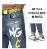 Wysokiej jakości klasyczny modne drukowane dżinsy koreańskie koreańską wersję w trudnej sytuacji przyciętych spodni do odzieży męskiej