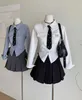 Zweiteilige Kleid Frauen JK Preppy Y2K Gyaru Kpop 2000s Outfits 2 Set Langarmhemden mit Krawatten -Crop -Tops + Mini -Falten -Röcke Gürtel Q240511