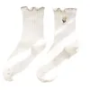 Chaussettes de femmes Japonais Girls Floral Broderies Coun Colon Couettes Coupled Vertical Striped Casual