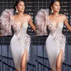 2021 Robes à cocktail courtes sexy Blush Rose Appliques de dentelle Fleurs perlées côté fendu Satin Longueur de genou Robes de fête Homecoming Prom Dres 252B