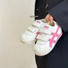 Sneakers Koreaanse versie van Childrens Leather Board -schoenen voor lente en herfst 2024 Nieuwe ademende witte jongens meisjes klittenband baby Forrest Gump H240513