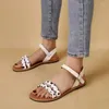 Sandálias 2024 Sapatos para mulheres Moda Basic Moda Casual Dot Round Round Toe Fivele Strap Flat com feminino