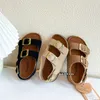 Sandals Versione di bambini sandali sandali glassati vera in pelle vera per bambini a punta di piedi da spiaggia in legno suole maschile e pancione estate a una linea H240513