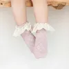 Chaussettes pour enfants Children coréen Chaussettes de princesse florale douce et à la mode bébé tube moyen pour bébé et tout-petit chaussettes occasionnelles D240513