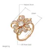 Alyans Kinel Sıcak 585 Gül Altın Büyük Kristal Çiçek Yüzüğü Kadınlar için Tam Parlak Doğal Zirkon Aksesuarları Modern Günlük Zarif Takı Q240511