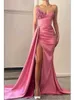 Runway Dresses Sexig sweetheart Arabiska vattenmelon Aftonklänning Front Split veckor Ruffles Long Prom Formella klänningar pärlor Crystals Robe de Soiree