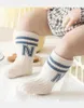 Calzini per bambini calze a strisce alla moda a strisce corean cotone morbido elastico elastico elastico calzini a tubo centrale per bambini piccoli e neonati calzini corti casual D240513