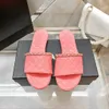 Sandalen berühmte Designerinnen Frauen Luxusrutschen Kanal Kanal Sandalen Plattform Pantoffeln für Frauen Gummi mit Schnallen gesteppte Vater Sandale Schwarze Leder Beachriemen Kinder Schuhe Schuhe