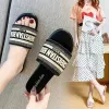 Luxus Frauen Sandalen Markendesign Sommer Frauen flache Schuhe Hochwertige Innenhäuser Nicht-Schlupf-Hausschuhe Trendy Designer Flip-Flops