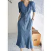 2023 Summer Ny midja bantning och elastisk V-ringning Modern denim Pure Cotton Fashion Dress F51378