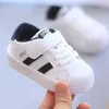 スニーカーベビーシューズボーイボードシューズ幼児ボーイシューズカジュアルスニーカーボーイキッドシューズガールトレンディブレイク可能なD240513のための靴