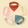 Bibs Burp Tissu 5 pièces / Lot Baby Bibs Baby Plain Bibs NOUVEAU COULEUR SOLIDE COMMURALES TRANGULAIR