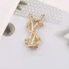 Bireysellik Altın Kaplama Marka Tasarımcı Mektupları Broş Moda Ünlü Kadınlar Alaşım Mektup İnci Lüks Çiftler Kristal Rhinestone takım elbise pimi mücevher aşk hediyesi