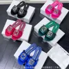 Designer Slides Sandals da papà 2024 m Diamond Flat Slifor Fascibile Anti Slip Slifori freschi semplici Slifori esterni per le donne