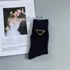 Designer Socks for Men Women Bawełniany oddychający skarpetka z skórzanym metalowym kawałkiem TB0L