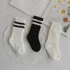 Calzini per bambini 3 paia/batch di bambini a tubo lungo per bambini Calzini di cotone di cotone primavera e autunno e ragazzi in bianco e nero uniformi della scuola sportiva in bianco e nero calzini D240513