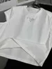Zweiteilige Kleiderdesignerin Frühling und Sommer Heißes Diamantdreieck-Etikett Einfaches und großzügiges Kurzarm-T-Shirt mit Faltenrock-Set für Frauen Wv8t