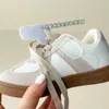 Sneakers Korean version av barns träningsskor Spring och Autumn New Casual Sports for Boys Girls Velcro Soft Soled Student Low Top Board H240513