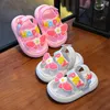 Sandalen neuer Sommer niedlicher Bogen dekorierte Kinder Sandalen für Kinder und Mädchen im Alter von 0 bis 5 Schlupfresistenten vorne Flip Family Childrens Schuhesl240510