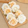 Fleurs décoratives 10pcs Silk blanc en soie artificielle Rose Heads Scrapbooking pour la maison Decoration de gâteau d'anniversaire de mariage de mariage fausse fleur de haute qualité
