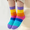 Chaussettes pour enfants 5 paires / lot de chaussettes arc-en-ciel pour enfants printemps et automne coton coton mignon 7 couleurs arc-en-ciel à rayures et filles SOCKS SPORTS 1-12 D240513