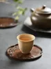 Plateaux de thé porte-tasse cuivre à la main
