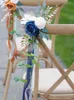 Kwiaty dekoracyjne 1PC Agle Wedding Frea Rose z liśćmi i wstążkami Pew Dekoracje do ceremonii wystroju imprezowego
