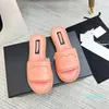 Designer Moda Sandálias Mulheres Couro Metálico Palha grossa Slippers de fundo Decoração de corrente estilo Hot com Box 35-42