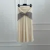 Юбки Полосатые шарф трехмерные сплайсингии дизайн шелковой смесь женская юбка знаменитость темперамент песчаного цвета