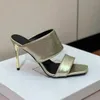 Metallknappdetaljer stiletto klackade tofflor fyrkantiga tår öppna slip-on glides läder yttersula sandaler för kvinnor designer skor fabrik berömda patent kvinnor sandaler