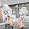 Chaussures de planche pour hommes printemps et été nouvelles petites chaussures blanches pu patchwork plaid tissu de surface à la mode chaussures de sport à la mode