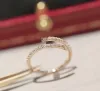 V Gold Luxury Quality Charm Punk Band Thin Nail Ring med diamant i två färger pläterade för kvinnors engagemangsmycken Gift Have Box Stamp